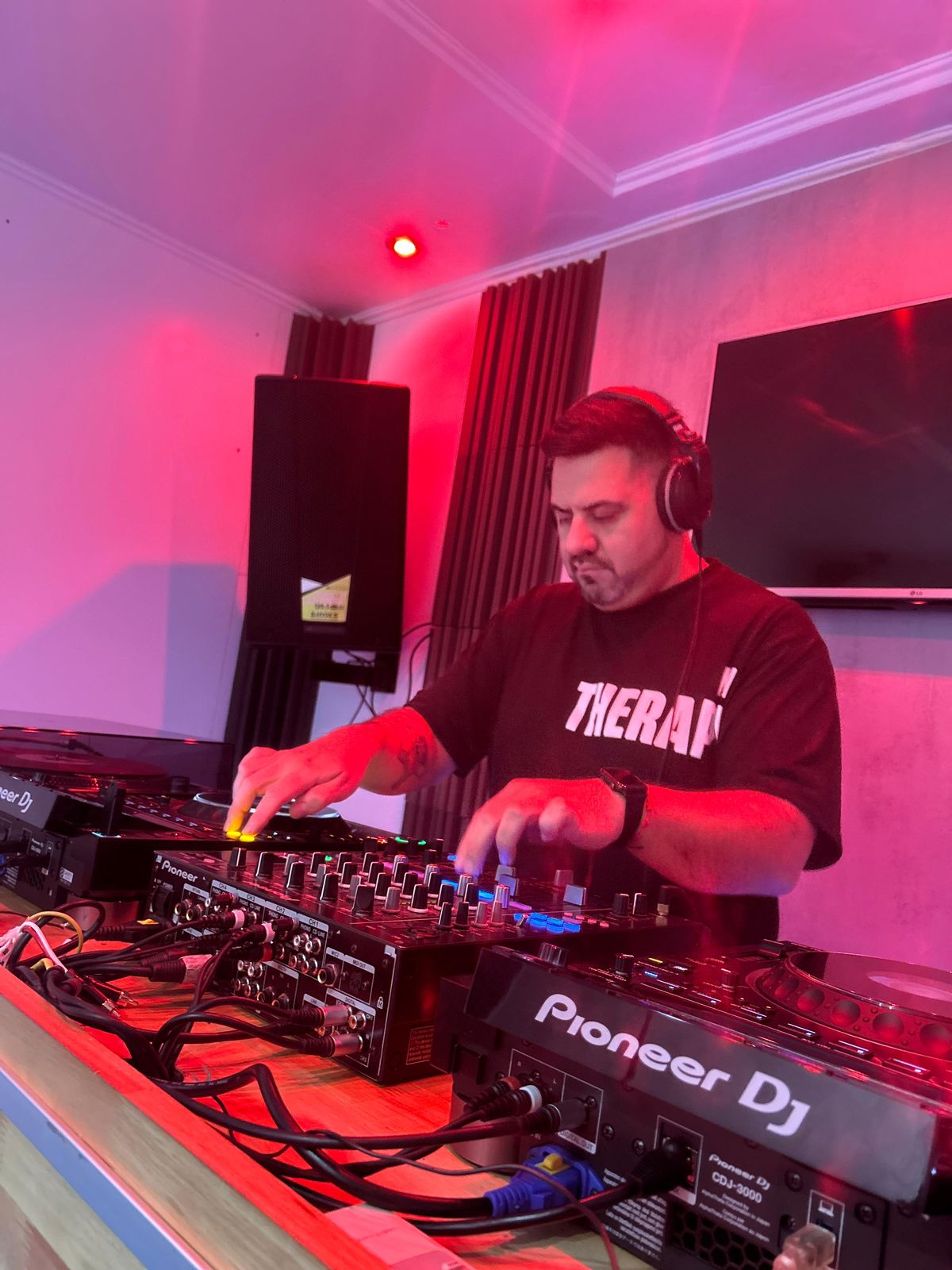 Dj en estudio
